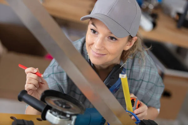 Carpintero Femenino Que Utiliza Lijadora Eléctrica Para Madera —  Fotos de Stock