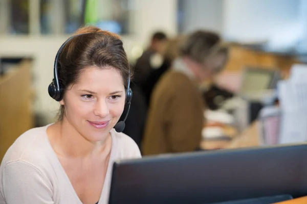 Uśmiechnięta Kobieta Infolinia Operatora Słuchawkami — Zdjęcie stockowe