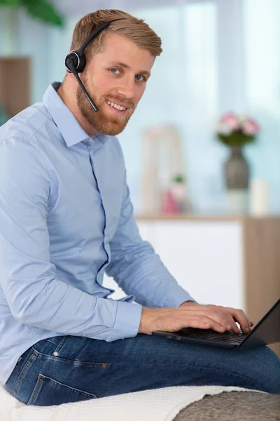 Guapo Joven Operador Masculino Está Hablando Por Manos Libres — Foto de Stock