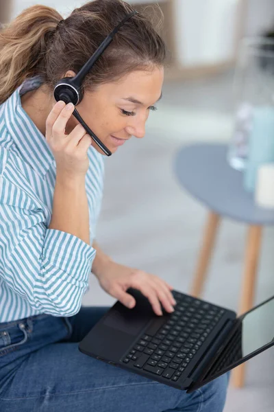 Sidovy Koncentrerad Kvinna Bär Headset — Stockfoto