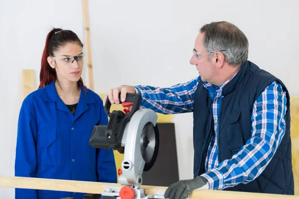 Hábil Carpintero Trabajando Con Aprendiz Femenina Taller —  Fotos de Stock