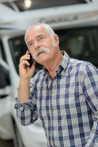 Starší Muž Užívá Telefonní Hovor — Stock fotografie