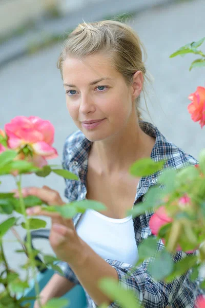 Beautiful Woman Outdoors Admiring Rose — Stock Photo, Image