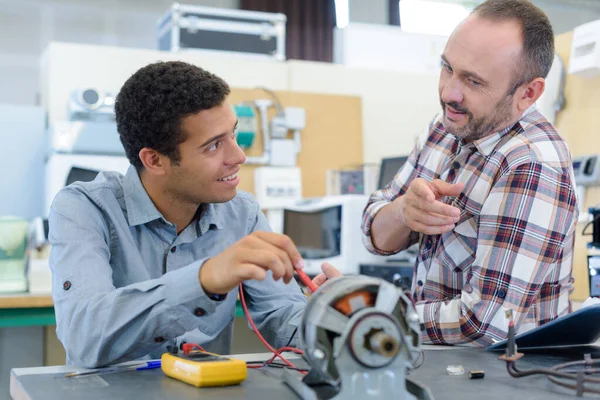 Young Apprentice Soldering Electronic Parts Board — Stock Photo, Image