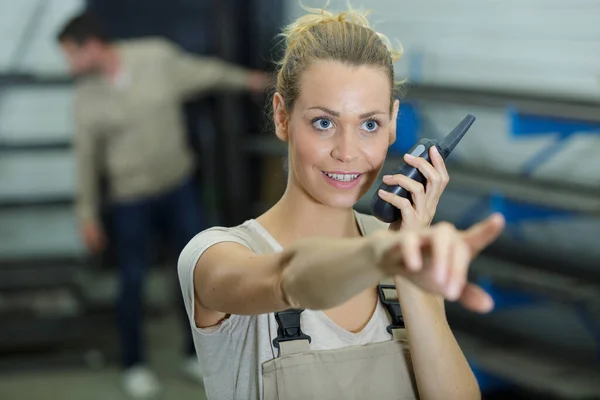 Jovem Trabalhador Sexo Feminino Dando Instruções Walkie Talkie — Fotografia de Stock