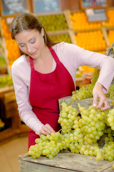 Een Vrouwelijke Verkoper Met Druiven — Stockfoto