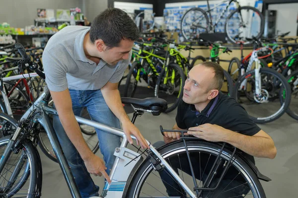 Vendedor Mostrando Bicicleta Cliente — Foto de Stock