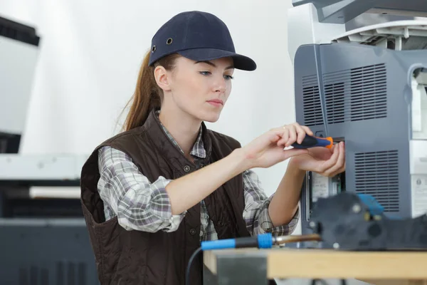 Vrouwelijke Technicus Het Repareren Van Een Printer Kantoor — Stockfoto