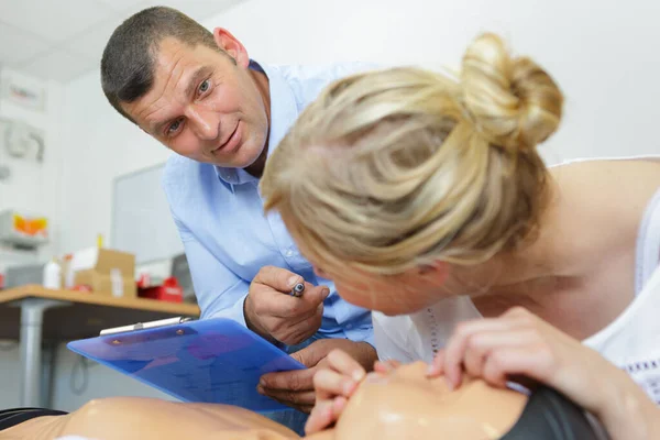 Kobieta Kursie Pierwszej Pomocy Ćwiczy Manekinie — Zdjęcie stockowe