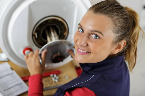 Portret Van Vrouwelijke Loodgieter Die Werkt Aan Centrale Verwarming Ketel — Stockfoto