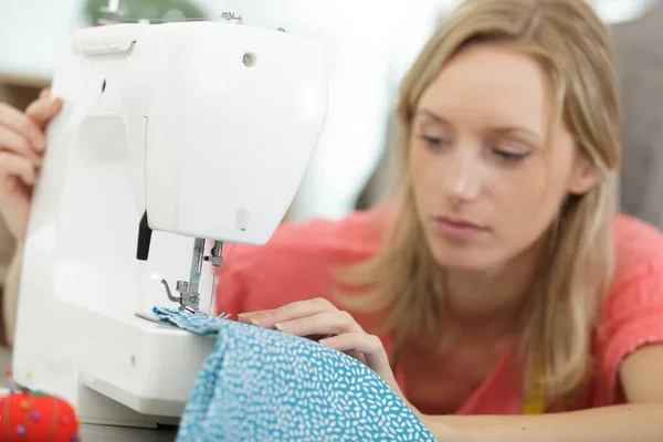 縫製機器付きの女性の縫製ファブリック — ストック写真