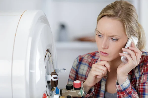 Frau Ruft Klempner Bei Der Arbeit — Stockfoto