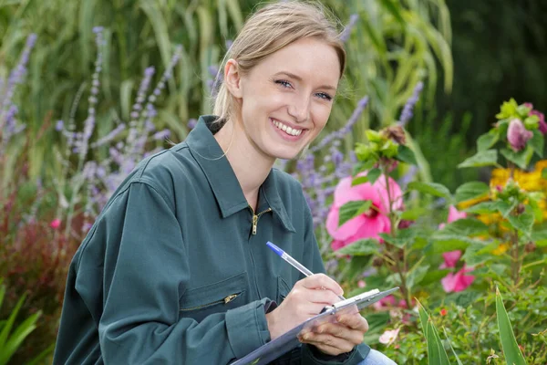 Boldog Írás Vágólapra Miközben Vizsgálja Növények — Stock Fotó