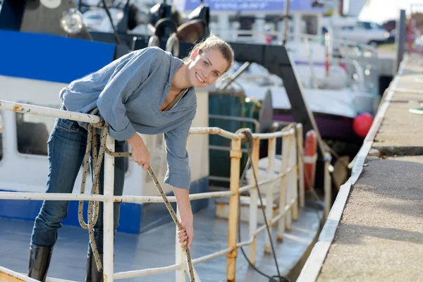 Arbeiterinnen Schiff Hafen — Stockfoto