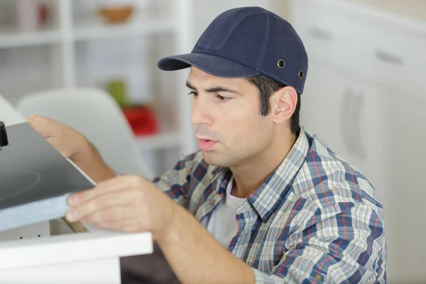 Man Fastställande Bläckstråle Försörjningssystem — Stockfoto