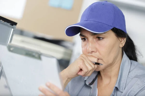 Femme Dans Une Casquette Vérifier Son Presse Papiers — Photo