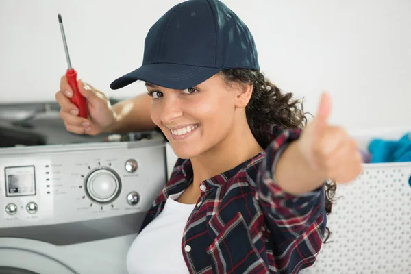 年轻的女技师修理洗衣机 — 图库照片