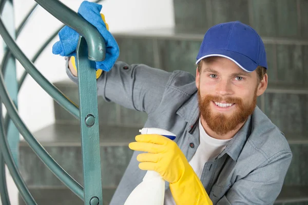 Bel Homme Nettoyage Escalier Dans Bureau — Photo