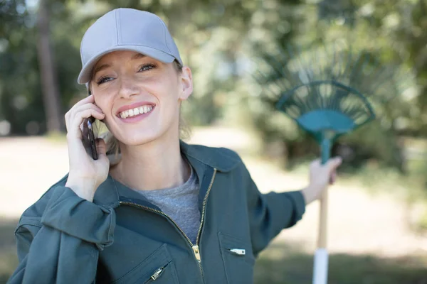 Young Female Gardener Using Telephone Worried Expression — Stock Photo, Image