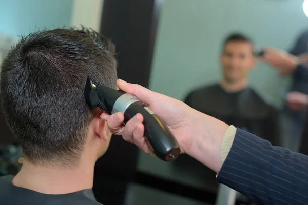 Client Masculin Ayant Une Coupe Cheveux Avec Tondeuses — Photo