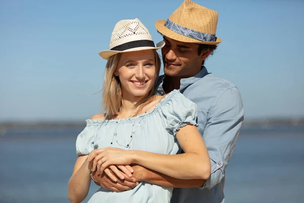 Lyckliga Unga Par Njuter Strand — Stockfoto