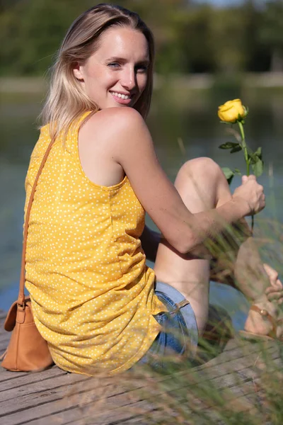 Γυναίκα Εκμετάλλευση Κίτρινο Τριαντάφυλλο Εξωτερικούς Χώρους — Φωτογραφία Αρχείου