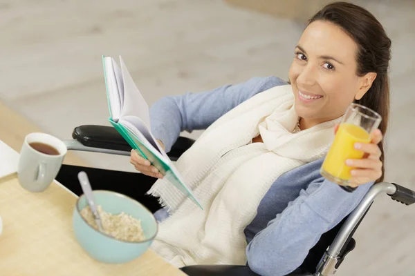 Felice Disattivare Donna Casa — Foto Stock