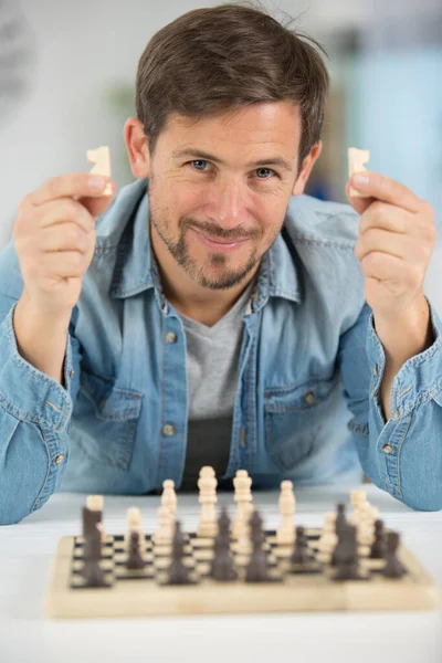 Ein Junger Mann Beim Schachspielen — Stockfoto