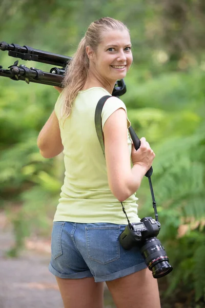 Bella Ragazza Sorridente Con Macchina Fotografica Treppiede Campagna — Foto Stock