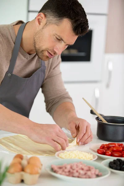 若い男性料理人がおいしい前菜を作る — ストック写真