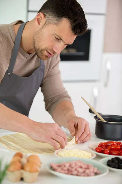 Jong Mannelijk Kok Bereiden Heerlijk Voorgerecht — Stockfoto