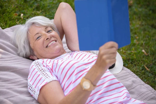 Entspannte Seniorin Liest Park Ein Buch — Stockfoto