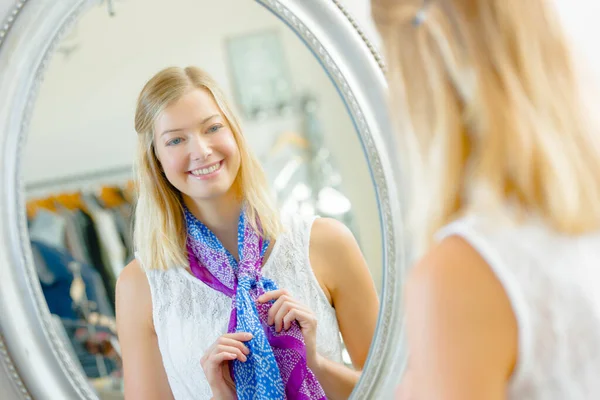 Provare Una Sciarpa Uno Specchio — Foto Stock