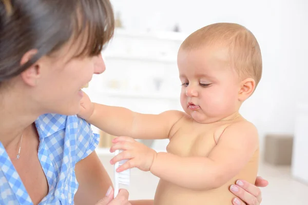 Une Mère Mignonne Bébé — Photo