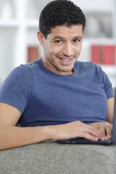 Homem Com Laptop Sofá — Fotografia de Stock
