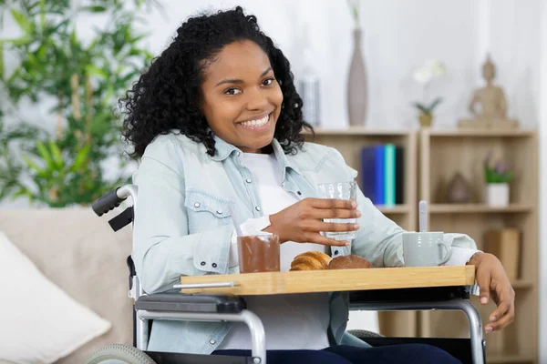 Förtjust Krympling Kvinna Äter Frukost — Stockfoto