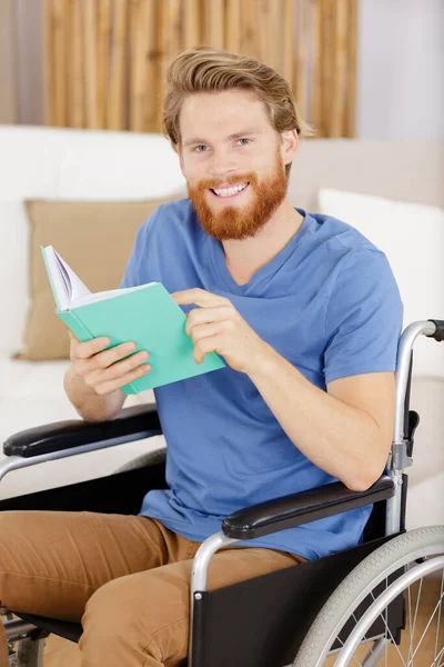 Behinderter Hört Musik Rollstuhl — Stockfoto