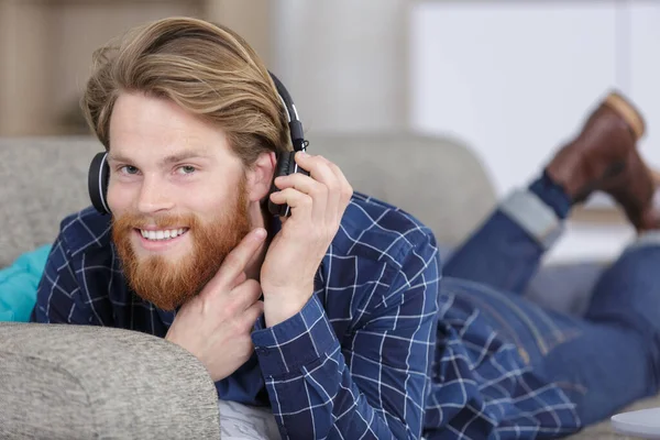 Homem Feliz Ouvindo Música Enquanto Deitado Sofá — Fotografia de Stock