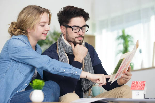 Jong Stel Zoek Naar Folder Thuis — Stockfoto