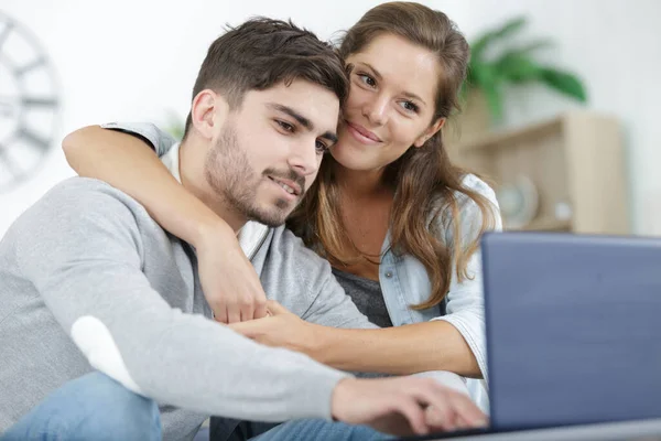 Jonge Man Vrouw Glimlachend Bladerend Tablet Laptop — Stockfoto