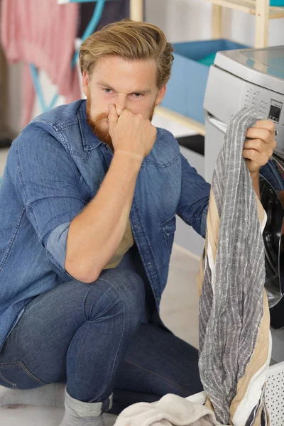 Hulpeloze Man Met Vuile Kleding — Stockfoto