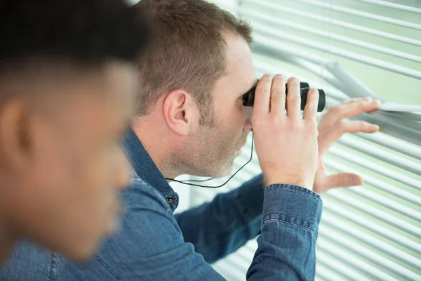 Jovem Olha Pela Janela Com Binóculos Close — Fotografia de Stock