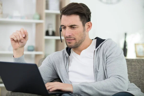 Jovem Com Laptop Sofá Quarto — Fotografia de Stock