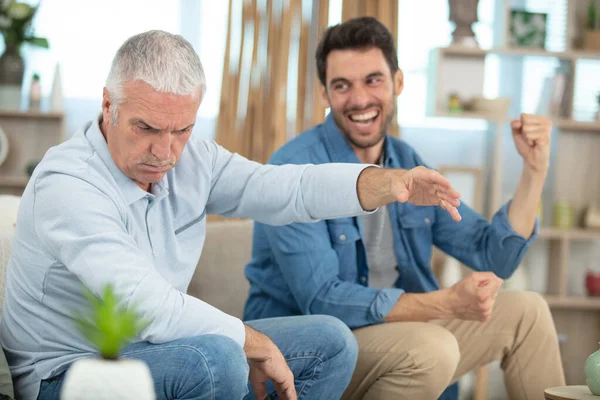 Dois Homens Casa Fazendo Gestos Braço — Fotografia de Stock