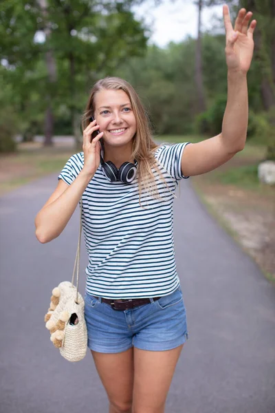 Jonge Vrouw Aanroepen Iemand Terwijl Dwalen Het Park — Stockfoto