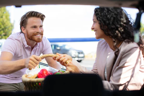 Man Och Kvinna Med Korg Färska Grönsaker Nära Bilen — Stockfoto