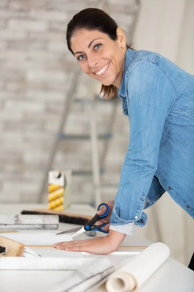 Una Mujer Cortando Fondo Pantalla — Foto de Stock