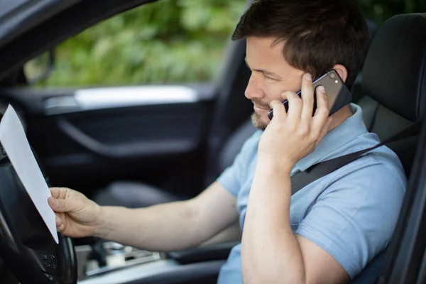 Man Spreken Telefoon Auto Met Handelspapieren — Stockfoto