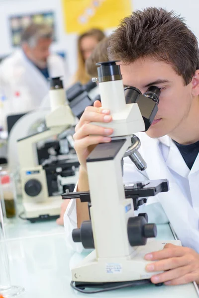 Hombre Joven Mirando Microscopio — Foto de Stock