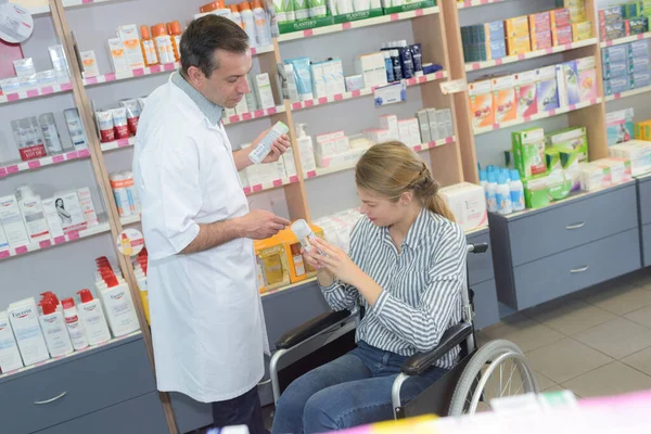 Femme Handicapée Dans Pharmacie — Photo